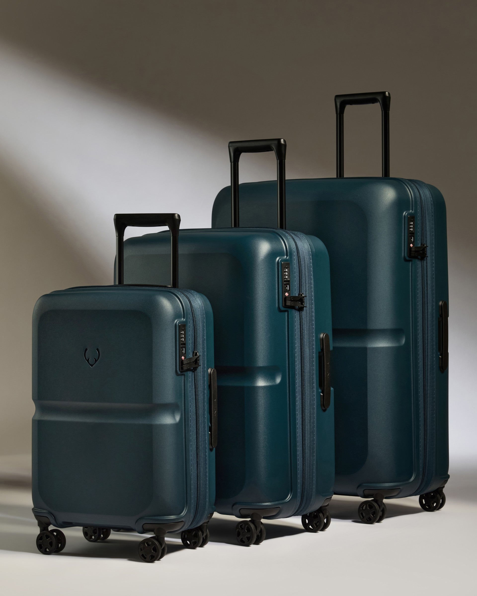 Expandable suitcase with shelves on sale