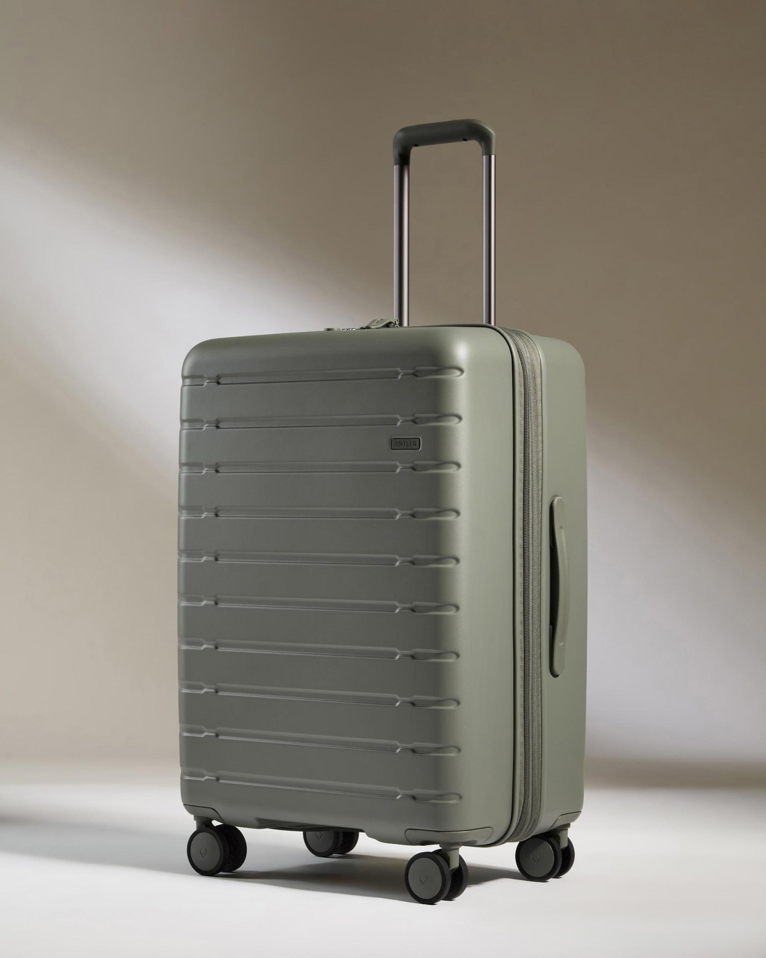 Medium Suitcase in Field Green - Stamford 2.0