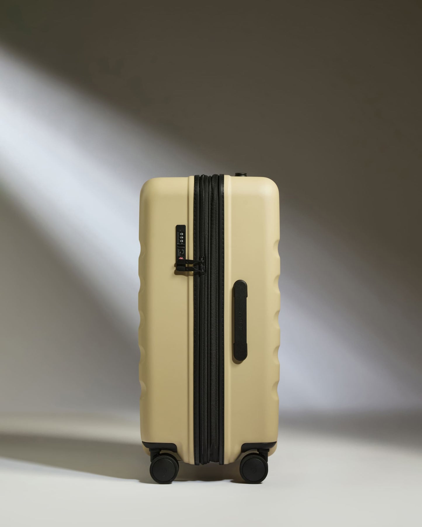 Medium Luggage in Dune Yellow - Icon Stripe