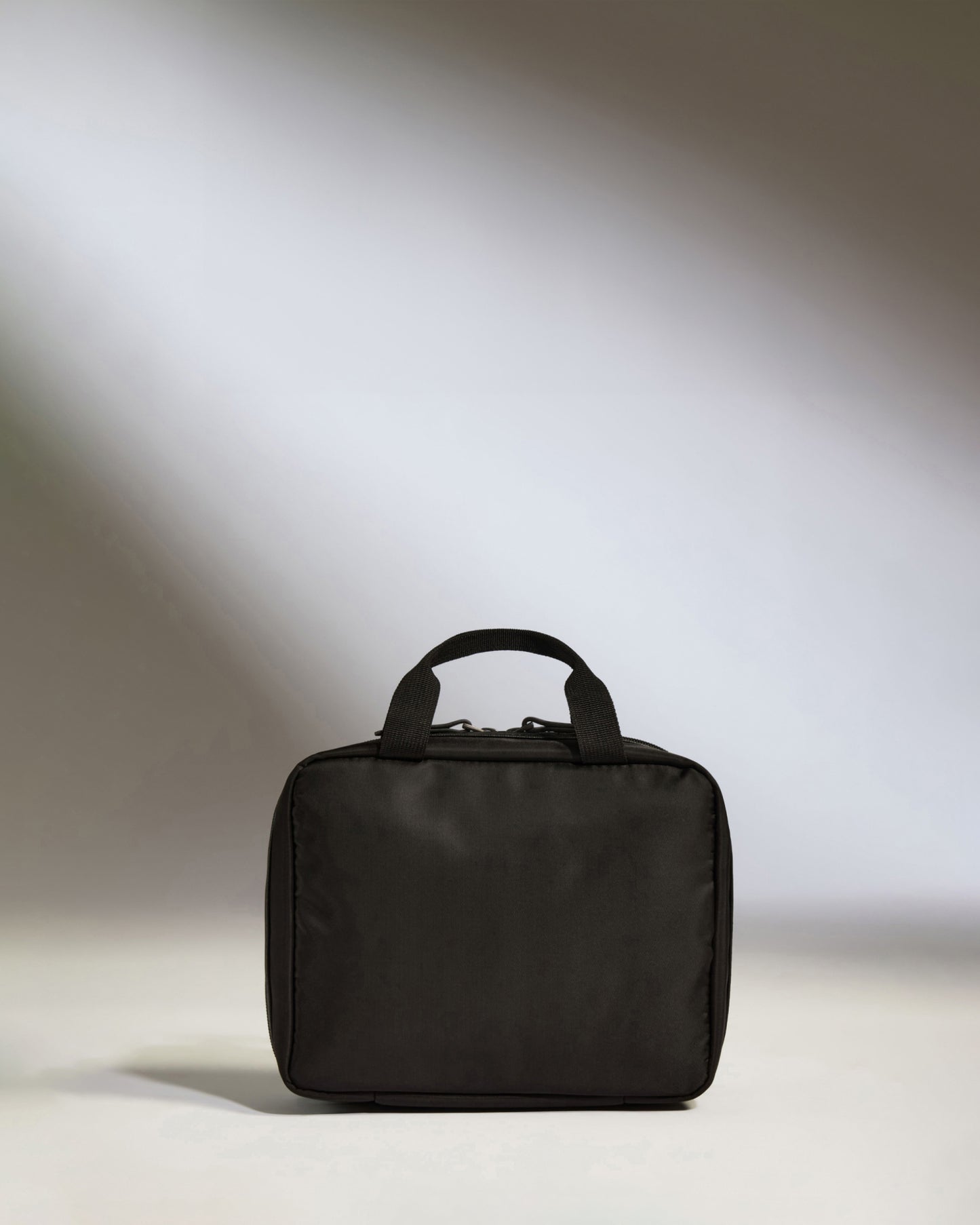 Hanging Wash Bag in Black - Chelsea