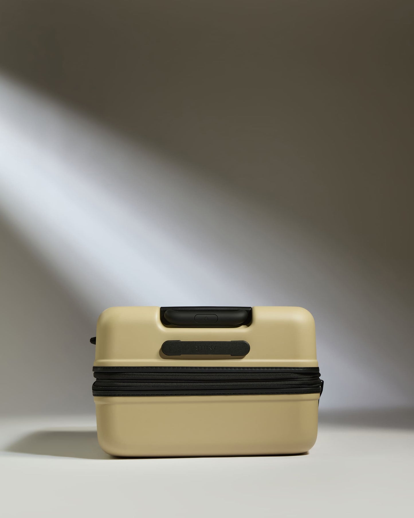 Medium Luggage in Dune Yellow - Icon Stripe